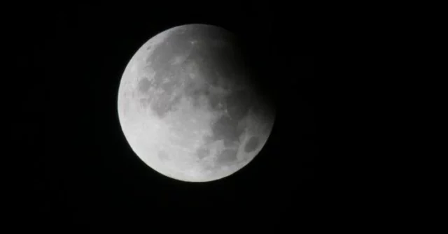 Ce matin, La Lune avait RDV avec l'ombre de la Terre. Une belle éclipse partielle s'est déroulée. 🌘J'ai pu réaliser plusieurs photos. Matériel : Canon EOS760D, posé sur trépied, objectif 300mm à 1/200secondes.#astrophotographie #lune #astronomie #astronomeamateur #photographie